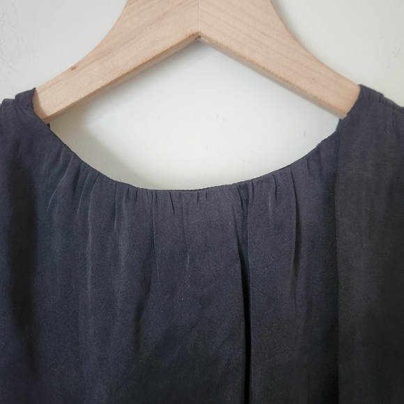 NWT Alice + Olivia | Silk Blend V-Neck Button Front Sleeveless Blouse - Size M - Picture 6 of 10